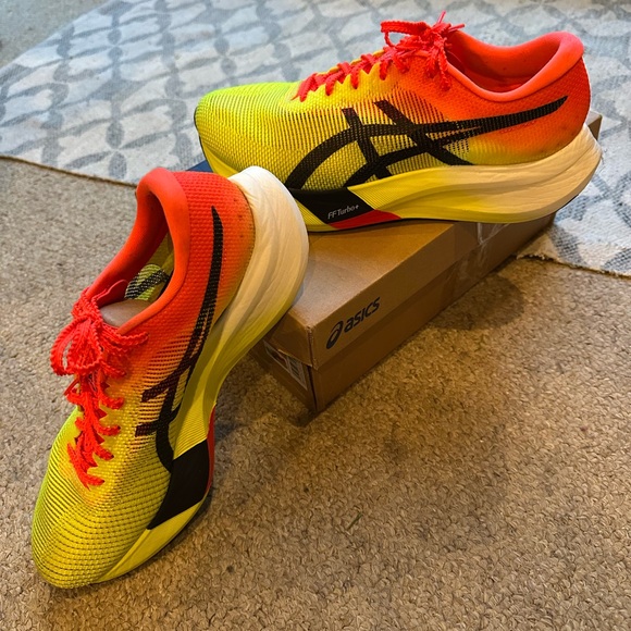 ASICS Metaspeed size 10 - Picture 3 of 6